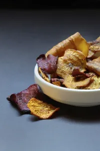 Studio Vegetable Shots Stampe: Vegetable chips in shell, consisting of carrots