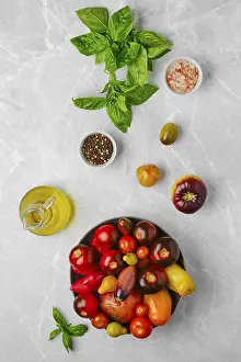 Tomato Varieties Stampe: Vertical composition with various types of tomatoes