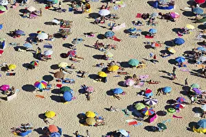 Colourful Parasols Stampe: View from above of anonymous crowd