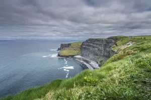 Cliffs Of Moher Ireland Stampe: View over Cliffs of Moher on a overcast