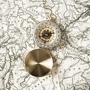 Cardinal Direction Compass Stampe: Top view compass top world map