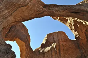 Blue Sky Desert Scene Stampe: A view through the Double Arch