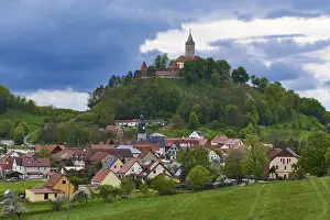 Historic German Village Scene Stampe: View of the light castle and the town of Seitenroda in Thuringia