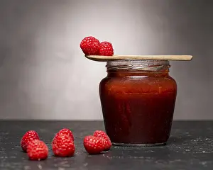 Front View Food Photography Stampe: Front view raspberry jam jar