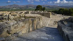 Stampe di Visuale delle rovine da una posizione elevata con montagne dietro, Festos, Phaistos, Palazzo Minoico di Festos, pianura di Messara, Sito del Patrimonio dell'Umanità dell'UNESCO Palazzo Stampe: Vista di rovine da posizione elevata con montagne alle loro spalle.