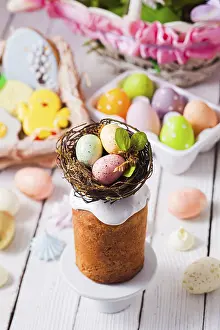 White Wooden Background Stampe: Top view small Easter cake decorated with nest and tiny eggs