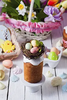 White Wooden Background Stampe: Top view small Easter cake decorated with nest and tiny eggs