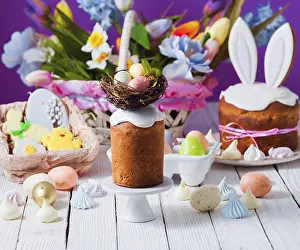 White Wooden Background Stampe: Top view small Easter cake decorated with nest and tiny eggs