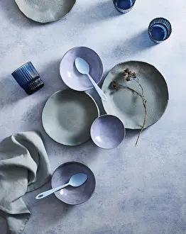 Modern Table Setting Stampe: Top view of a stylish ceramic tableware set