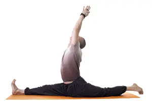 Fitness Wellbeing Stampe: Side view of yoga trainer posing on split