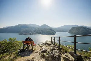 Mountain Peak Scenery Stampe: Viewpoint with couple on a bench