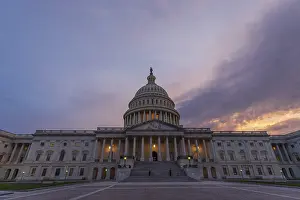 Parlamento Stampe: Cielo al tramonto viola sopra la cupola del capitolio degli Stati Uniti.