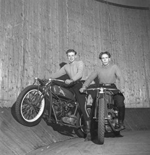 Vintage Motorcycle Stunts Stampe: Wall of death 1949
