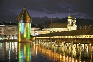 Old Town Lucerne Europe Stampe: Wassertum with light installation