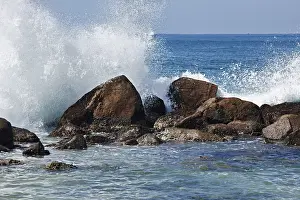 No People On The Beach Stampe: Waves breaking against the rocks