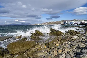 Mediterranean Beach Scene Stampe: Waves breaking between the rocks on the beach