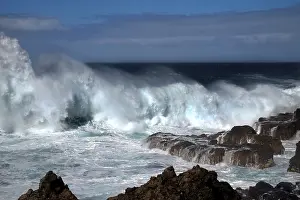 Rocky Coastline Stampe: Waves breaking thunderously on the sharp rocks of a cliff