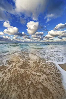 Deserted Sandy Beach Stampe: Waves lapping on the sandy beach
