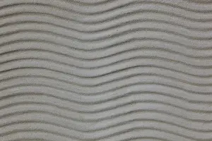 Undulating Wave Pattern Stampe: Wavy plaster structure on a building