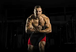 Frontal View Photography Stampe: The weightlifter is posing in front of the camera