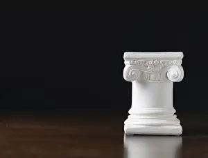 Plain Colored Background Decoration Stampe: White ionic design column on dark background