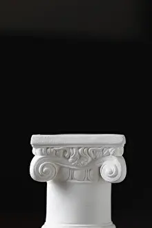 Dark Background Architecture Stampe: White ionic design column on dark background