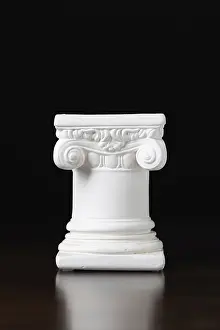 Dark Background Architecture Stampe: White ionic design column on dark background