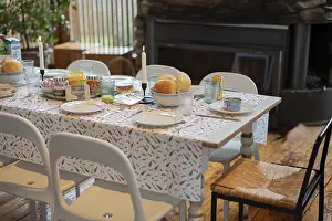 Candlelit Dinner Setup Stampe: White table setting, plastic tablecloth