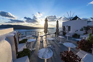 Whitewashed Architecture Stampe: Whitewashed architecture at sunset