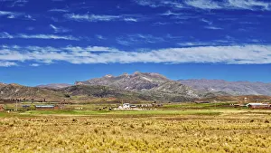 Bolivian Landscape Photography Stampe: Wide fields in front of a mountain range under a cloudy sky