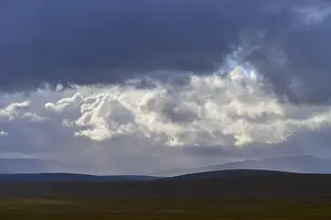 Scottish Upland Landscapes Stampe: Wide landscape under a sky full of dramatic clouds and rays of light