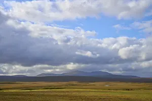 Scottish Mountain Photography Stampe: Wide plain with mountain views and dramatic sky with thick clouds