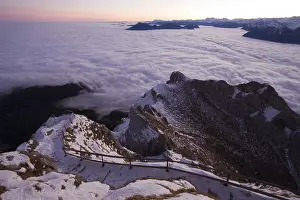 Stampe di La montagna di Windegg con la catena del Rigi sopra le nuvole, la catena del Pilatus, Lucerna, Svizzera Lucerna Stampe: La montagna di Windegg con la catena del Rigi sopra le nuvole.