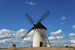 Campo De Criptana Windmill Stampe: A windmill under a clear, cloudy sky