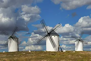 Windmills In Spain Stampe: Three windmills in front of a dramatic sky with imposing clouds