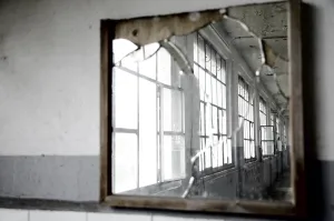 Window Reflection Photography Stampe: Windows Reflected in a Broken Mirror