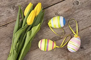 Easter Egg Tradition Stampe: Three yellow tulips and three Easter eggs