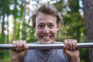 Athletic Male Portrait Stampe: Young man doing pull-ups on a pull-up bar