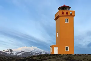 Snow Capped Mountain Landscape Stampe: Svörtuloft Lighthouse