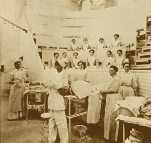 Female Medical Staff Stampe: Nurses observing an operation, 1899